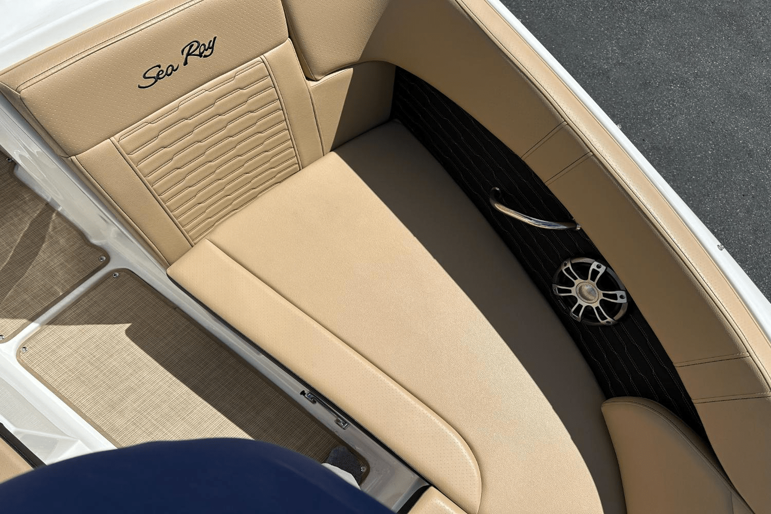 Slide: The Image of Sea Ray 230 SPX-OB 2023 - 36