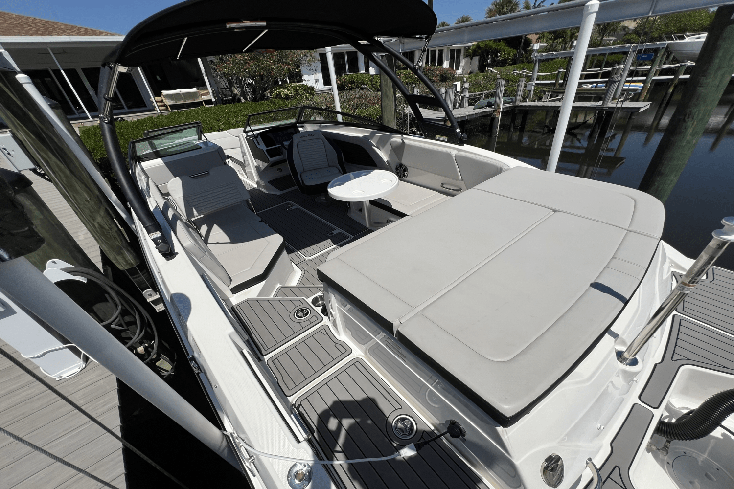 Slide: The Image of Sea Ray 230 SPX-OB 2023 - 38