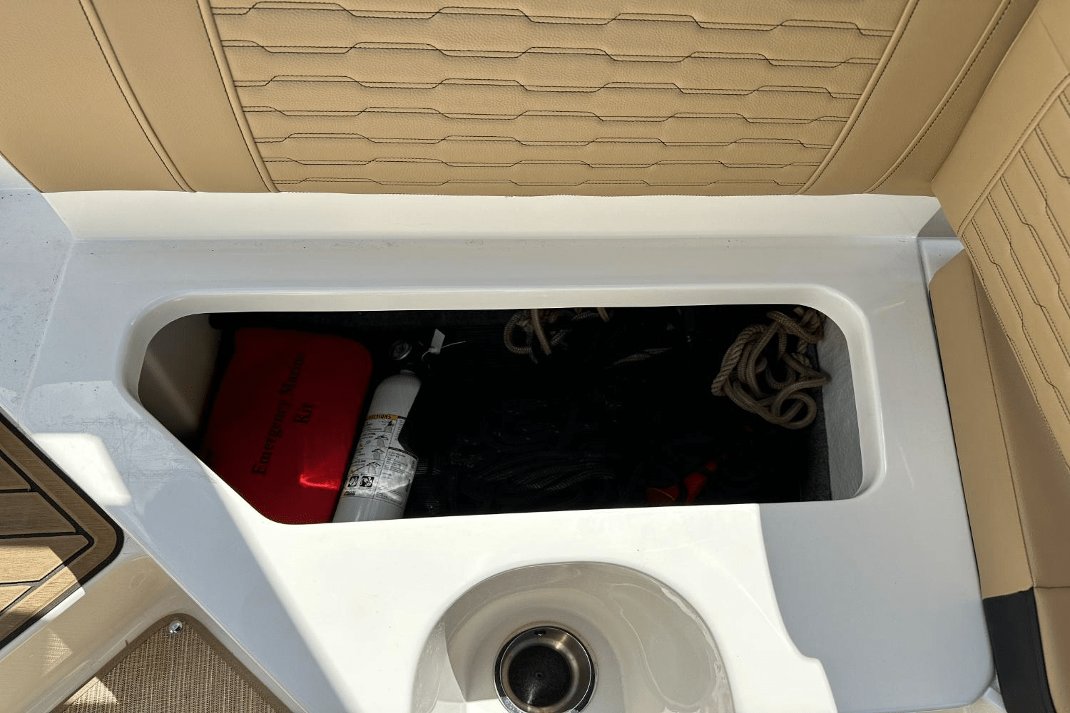 Slide: The Image of Sea Ray 230 SPX-OB 2023 - 39