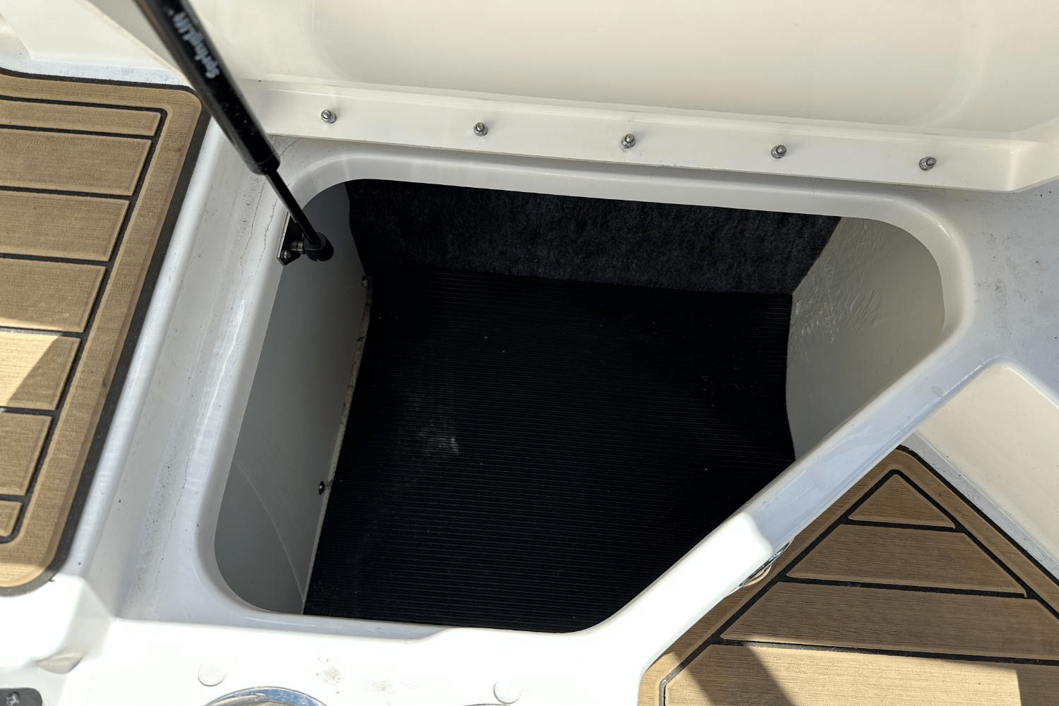 Slide: The Image of Sea Ray 230 SPX-OB 2023 - 41