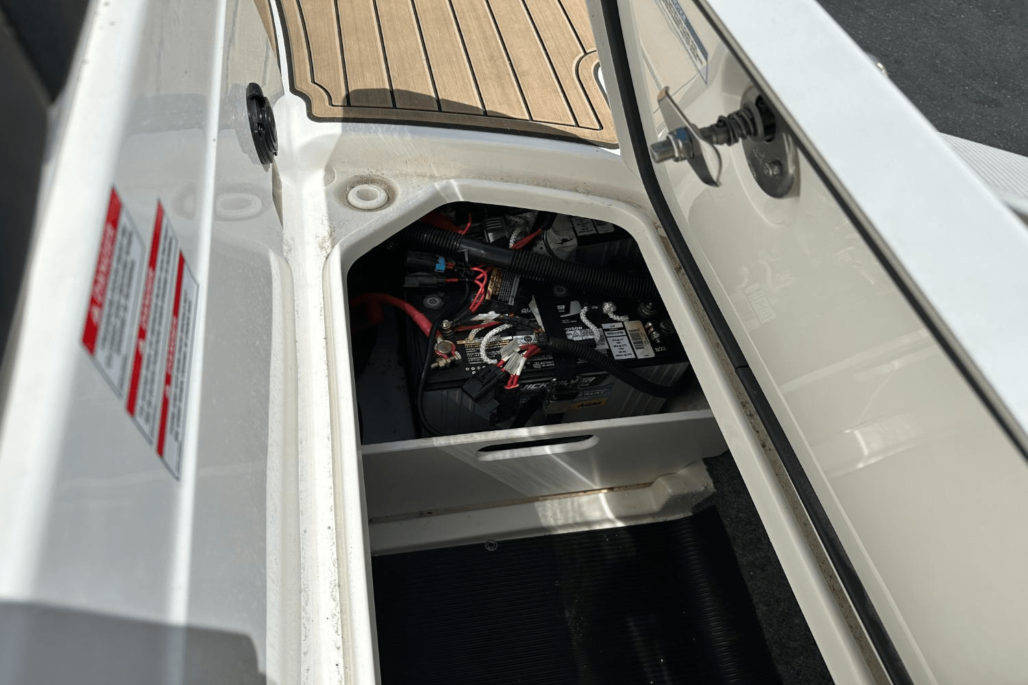 Slide: The Image of Sea Ray 230 SPX-OB 2023 - 42