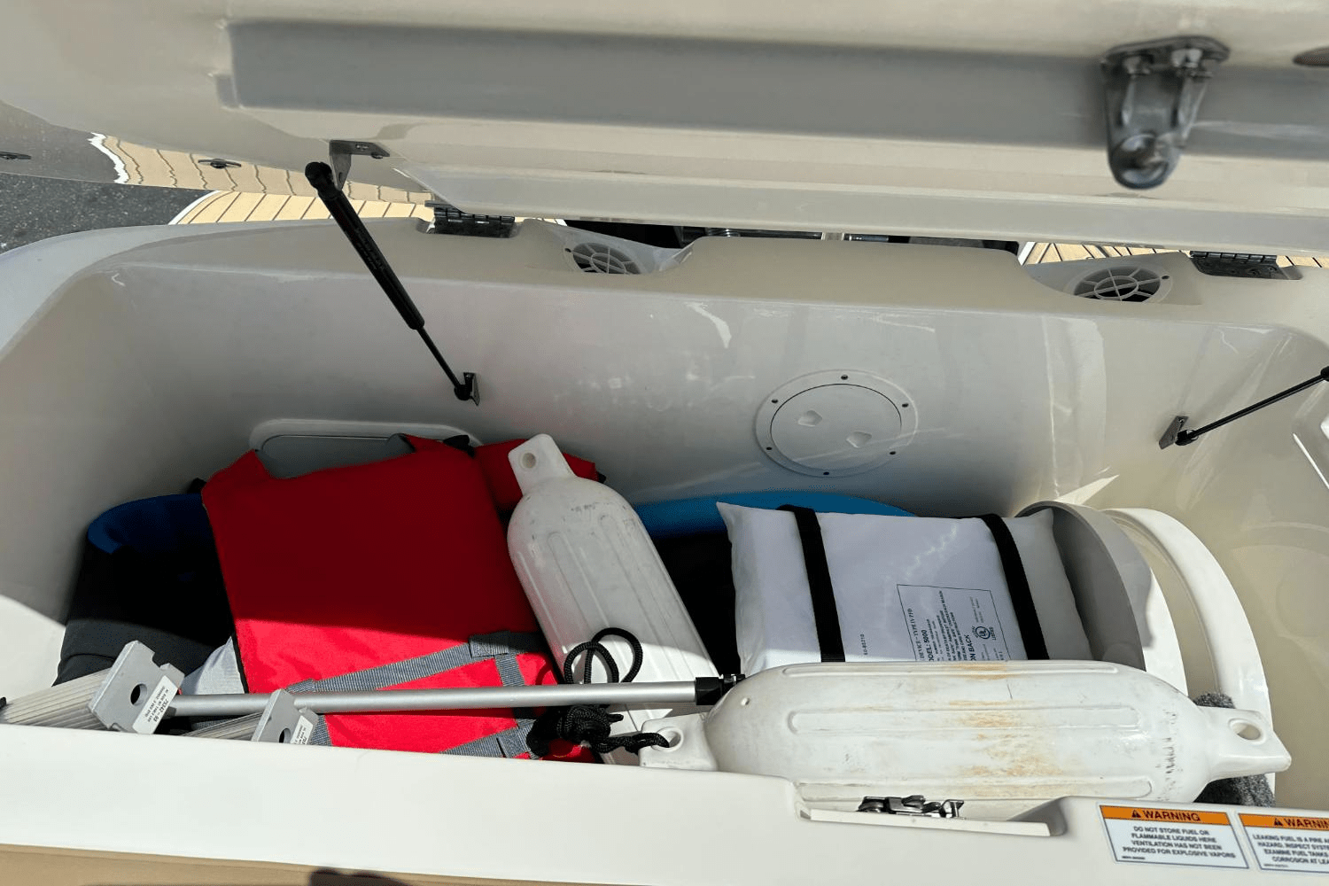 Slide: The Image of Sea Ray 230 SPX-OB 2023 - 43