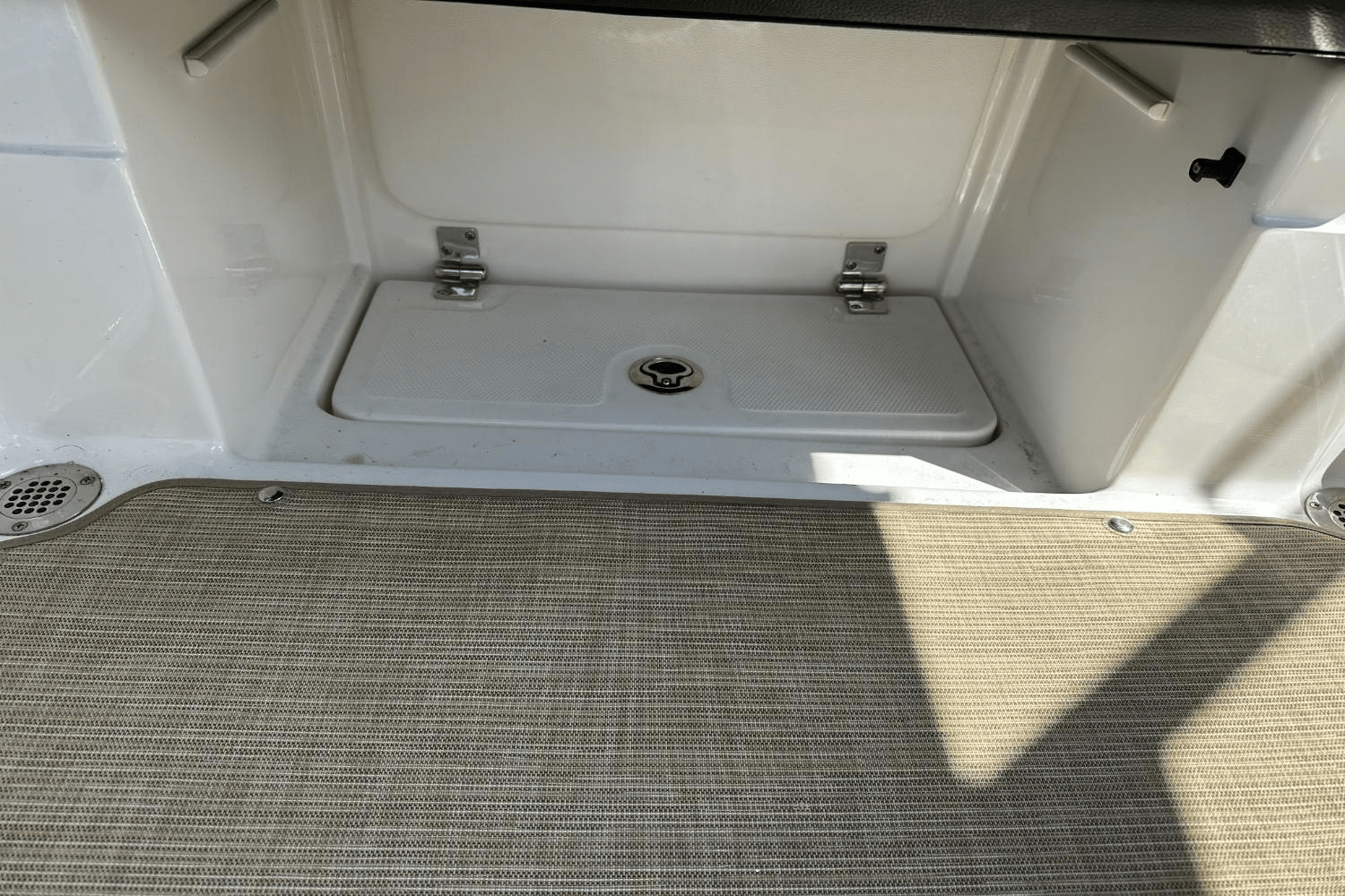 Slide: The Image of Sea Ray 230 SPX-OB 2023 - 44