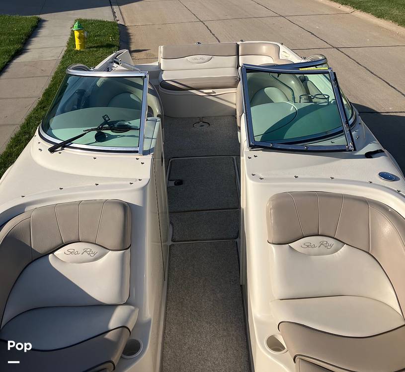 Slide: The Image of Sea Ray 240 SunDeck 2004 - 15690424