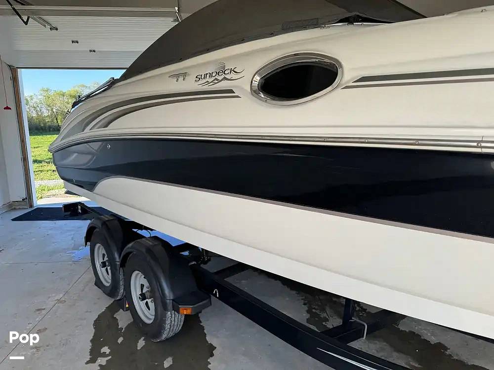 Slide: The Image of Sea Ray 240 SunDeck 2004 - 15702430