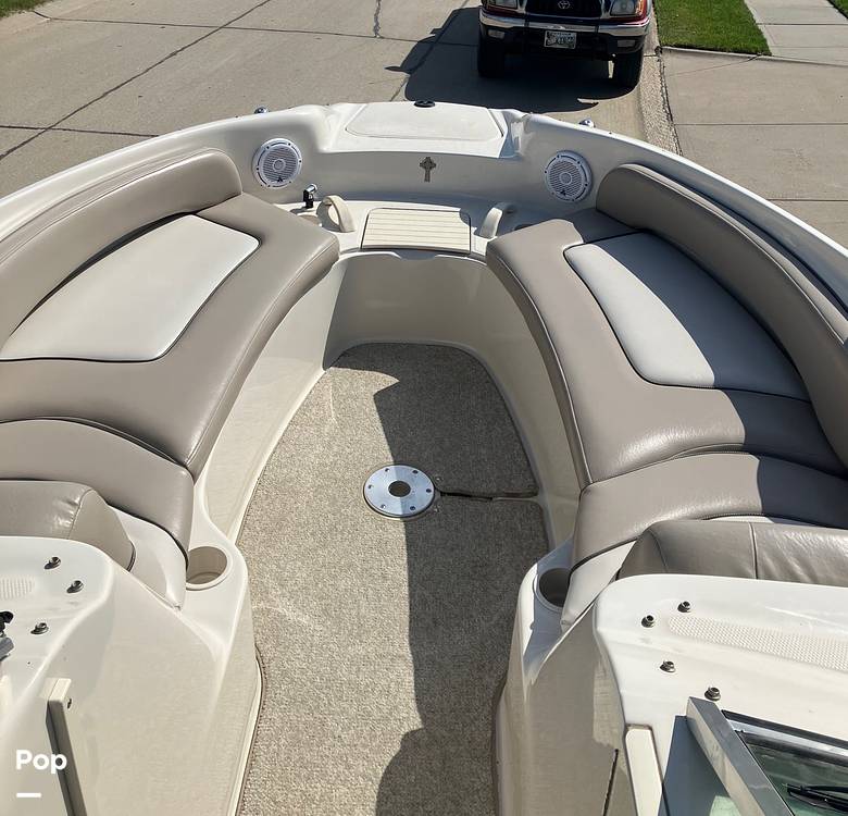 Slide: The Image of Sea Ray 240 SunDeck 2004 - 15690418