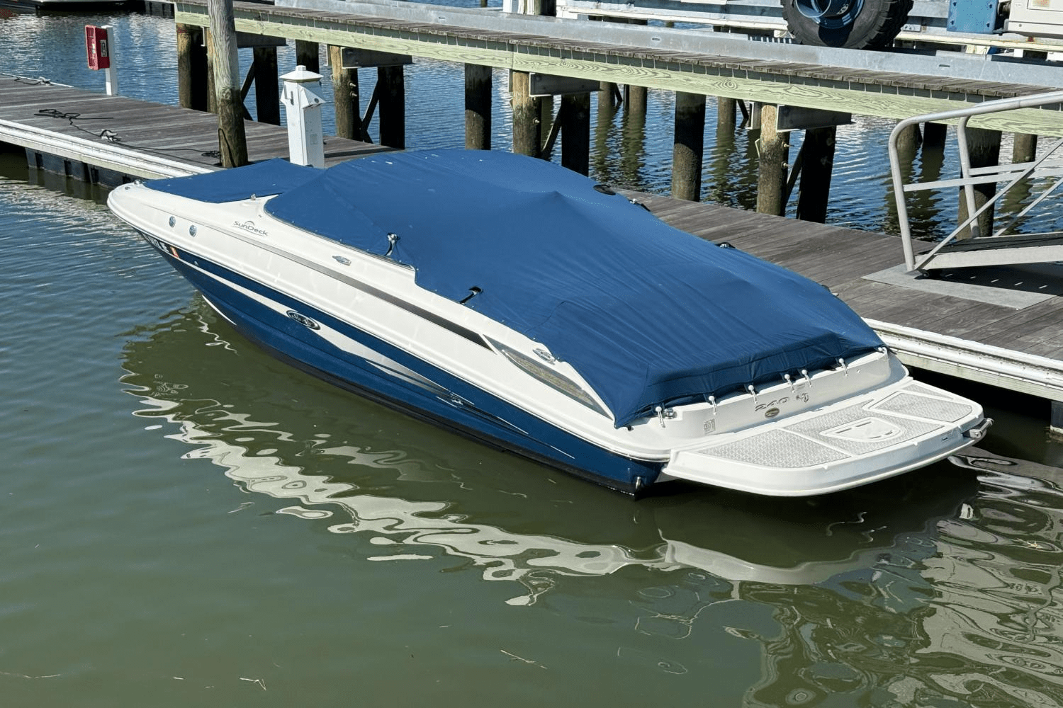 Slide: The Image of Sea Ray 240 SUNDECK 2011 - 0