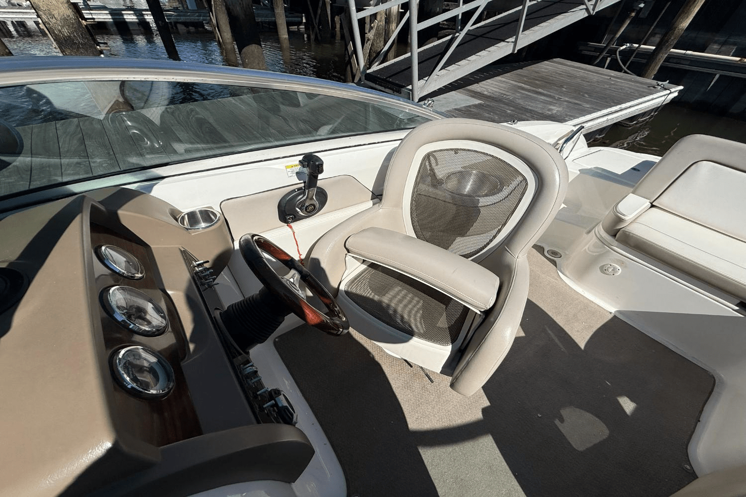 Slide: The Image of Sea Ray 240 SUNDECK 2011 - 11