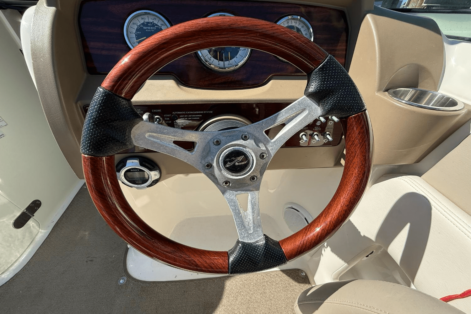 Slide: The Image of Sea Ray 240 SUNDECK 2011 - 16