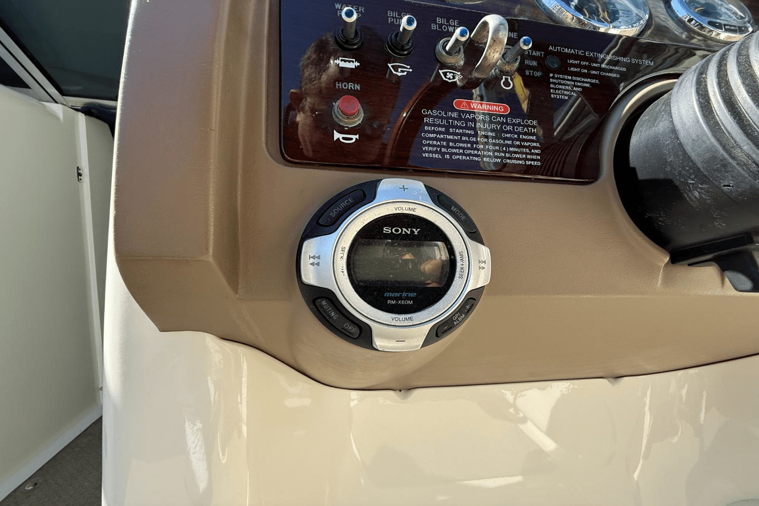 Slide: The Image of Sea Ray 240 SUNDECK 2011 - 17