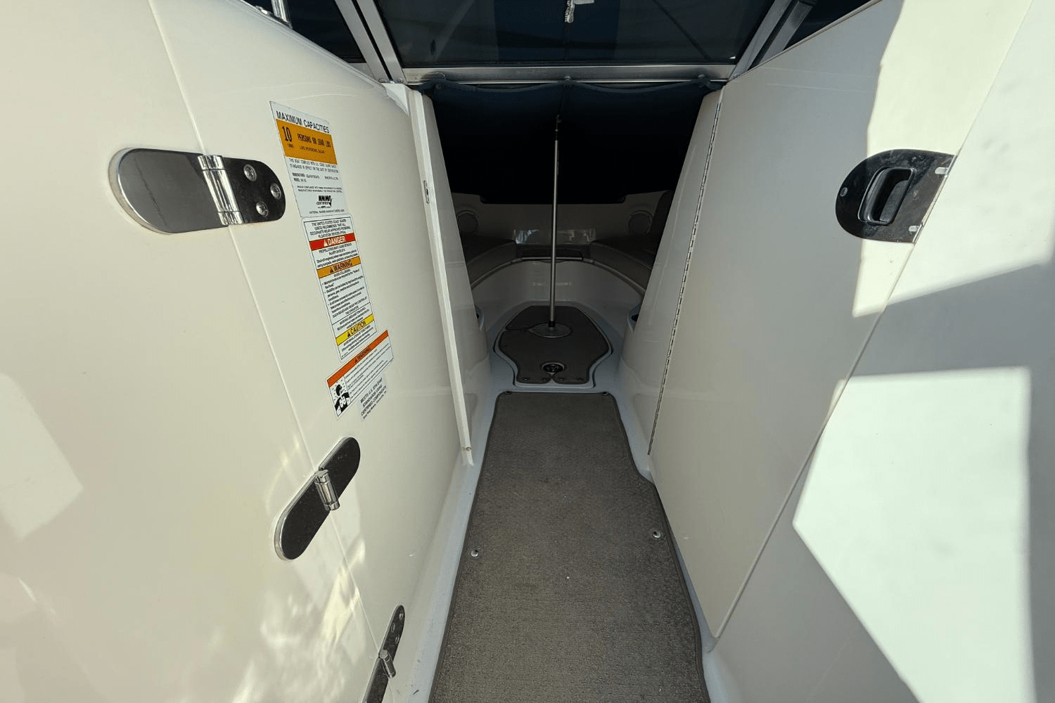 Slide: The Image of Sea Ray 240 SUNDECK 2011 - 19