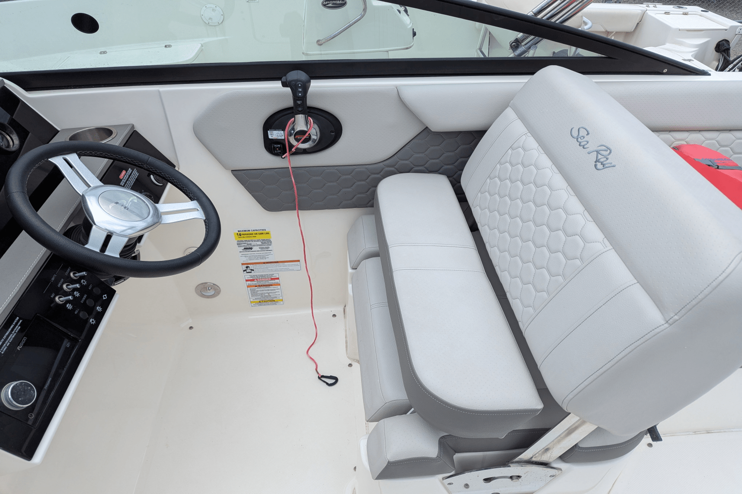 Slide: The Image of Sea Ray 250 SD 2022 - 16