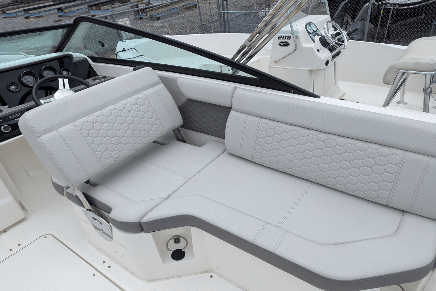 Slide: The Image of Sea Ray 250 SD 2022 - 17