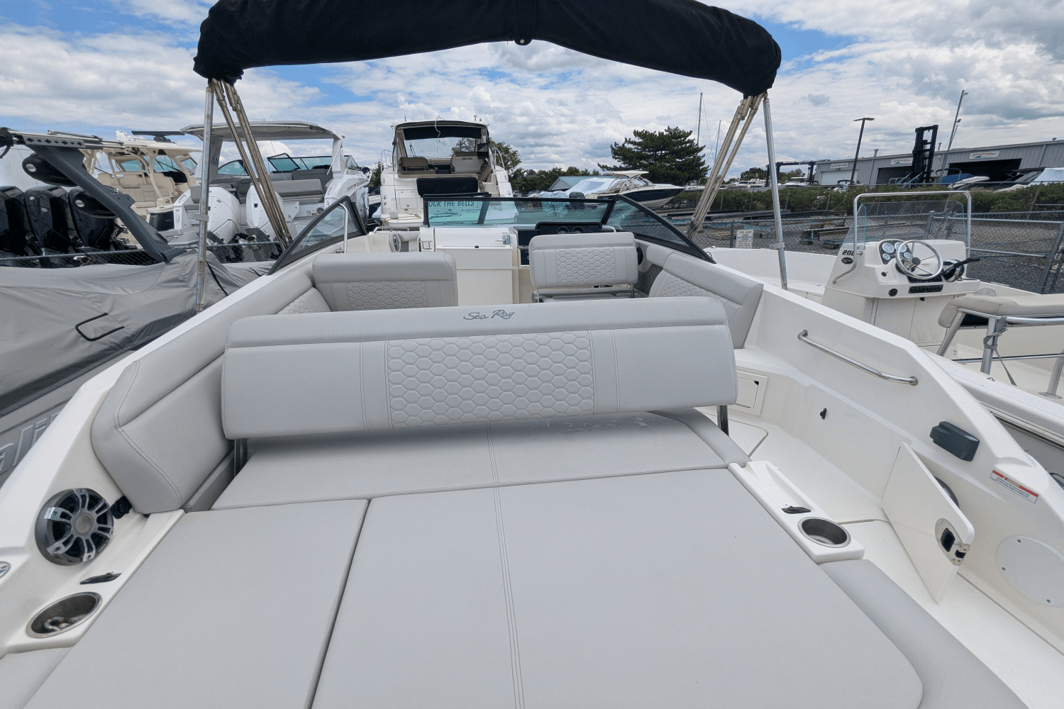 Slide: The Image of Sea Ray 250 SD 2022 - 21