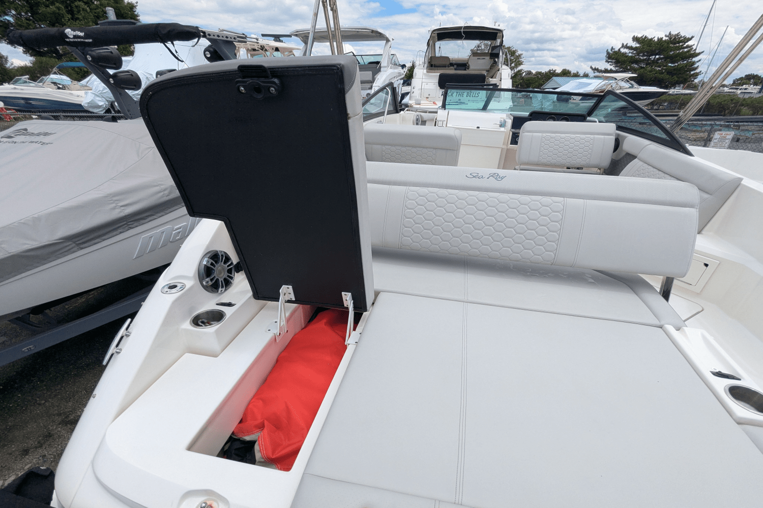 Slide: The Image of Sea Ray 250 SD 2022 - 22