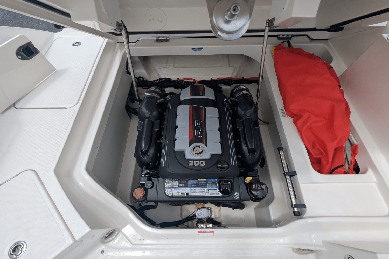 Slide: The Image of Sea Ray 250 SD 2022 - 24