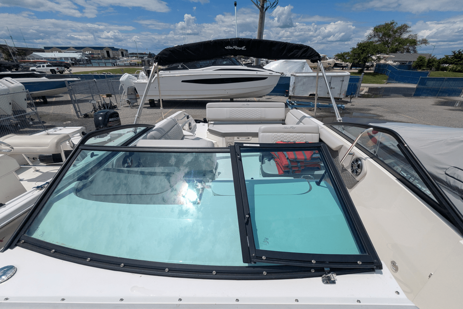 Slide: The Image of Sea Ray 250 SD 2022 - 25