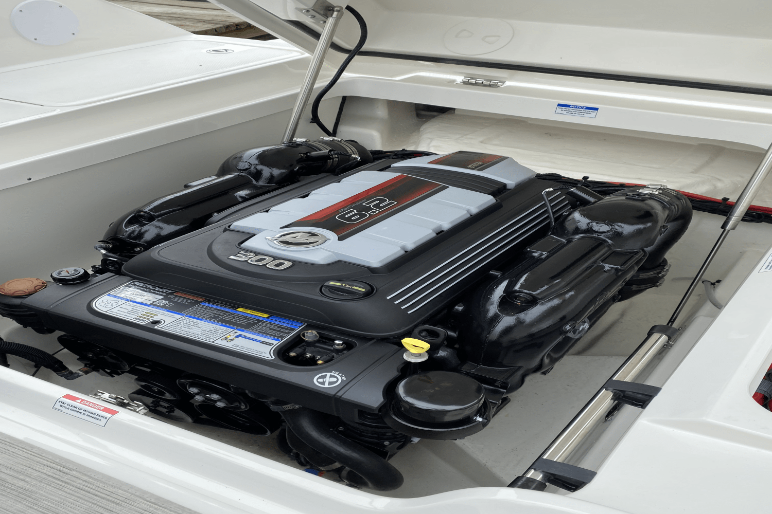 Slide: The Image of Sea Ray 250 SD 2022 - 27