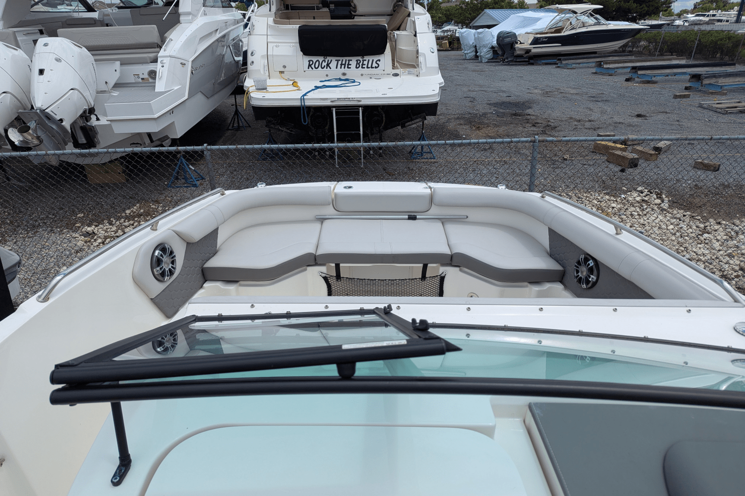 Slide: The Image of Sea Ray 250 SD 2022 - 9