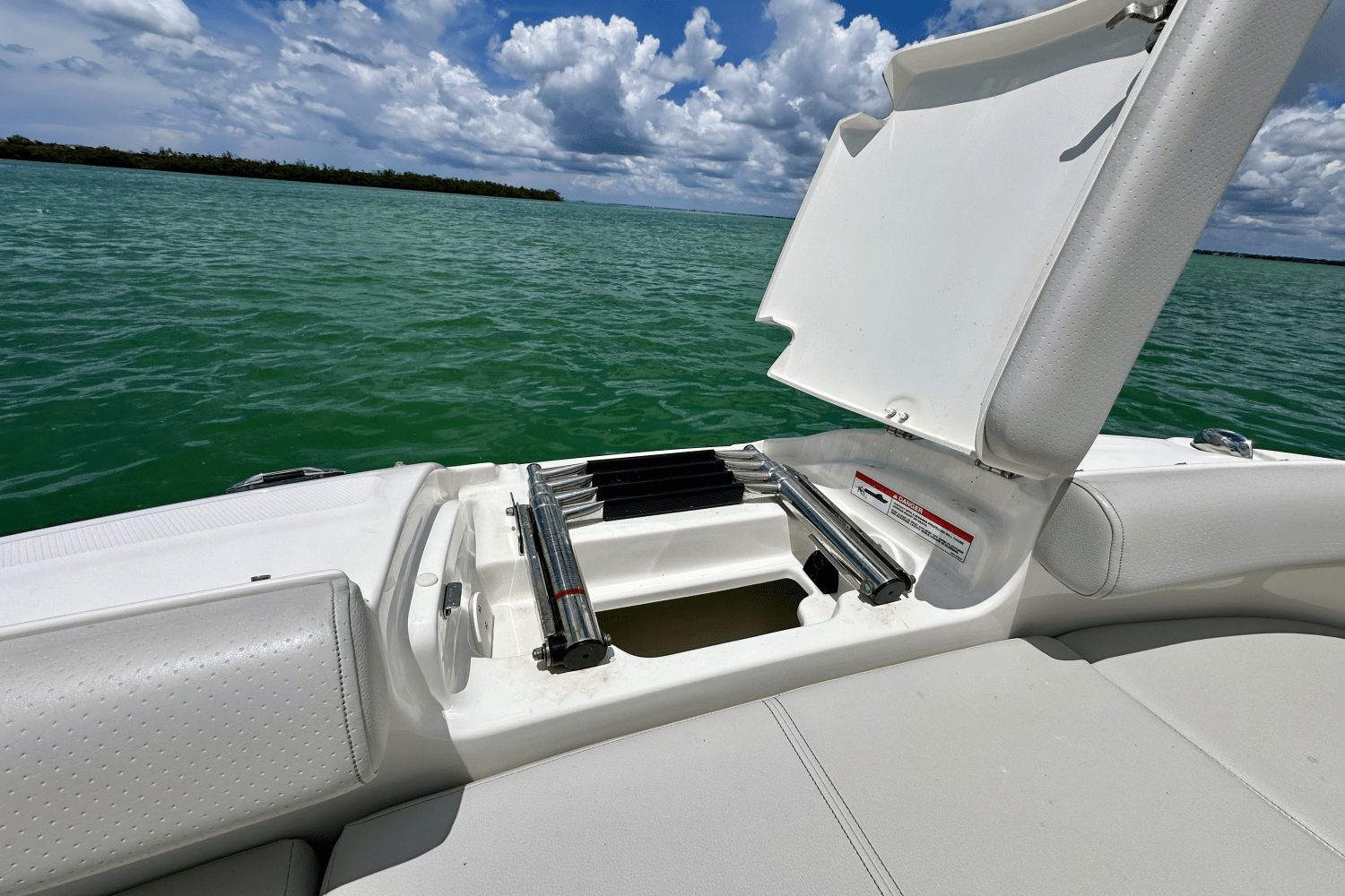 Slide: The Image of Sea Ray 250 SD-OB 2022 - 23