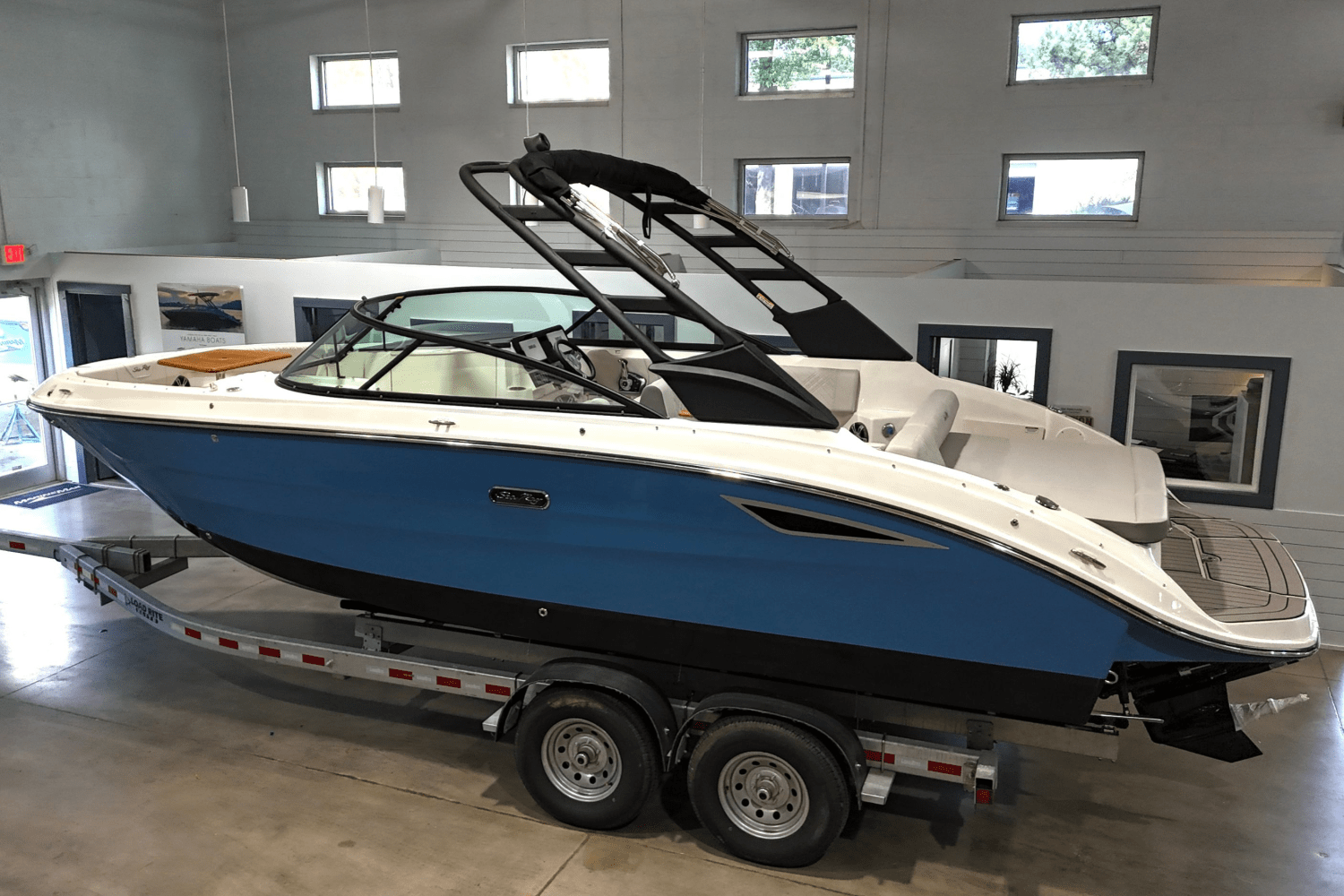 Slide: The Image of Sea Ray 250 SDX 2025 - 0