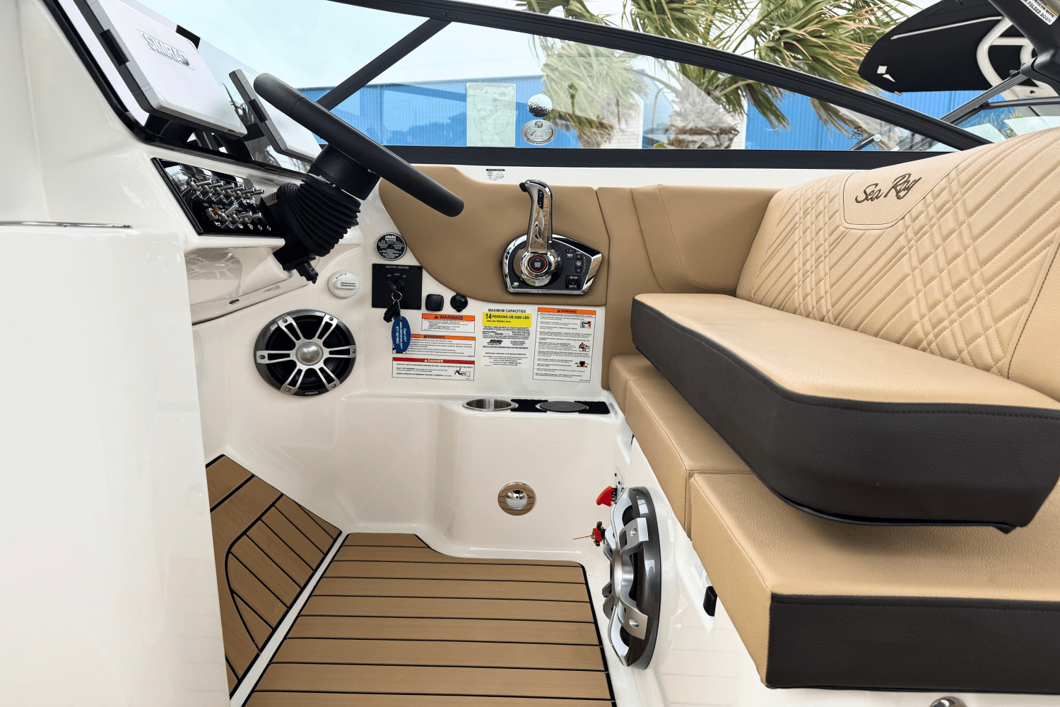 Slide: The Image of Sea Ray 250 SDX 2025 - 1