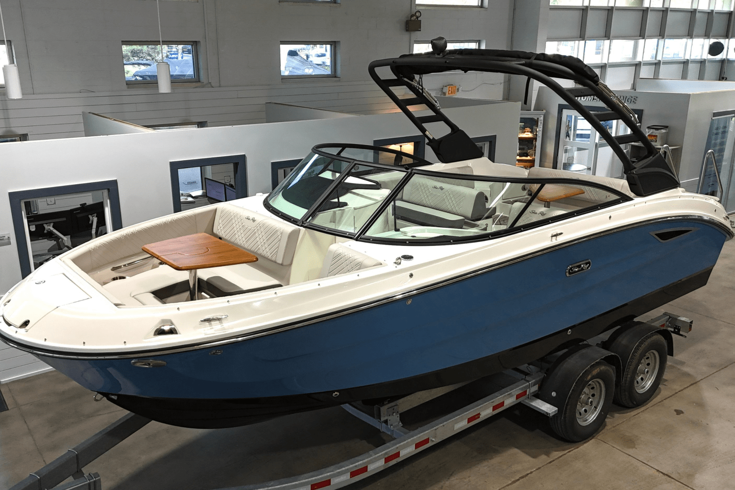 Slide: The Image of Sea Ray 250 SDX 2025 - 1