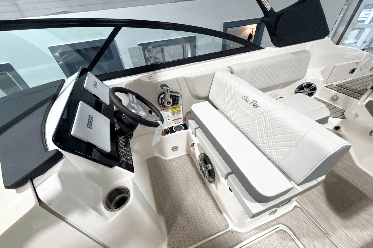 Slide: The Image of Sea Ray 250 SDX 2025 - 10