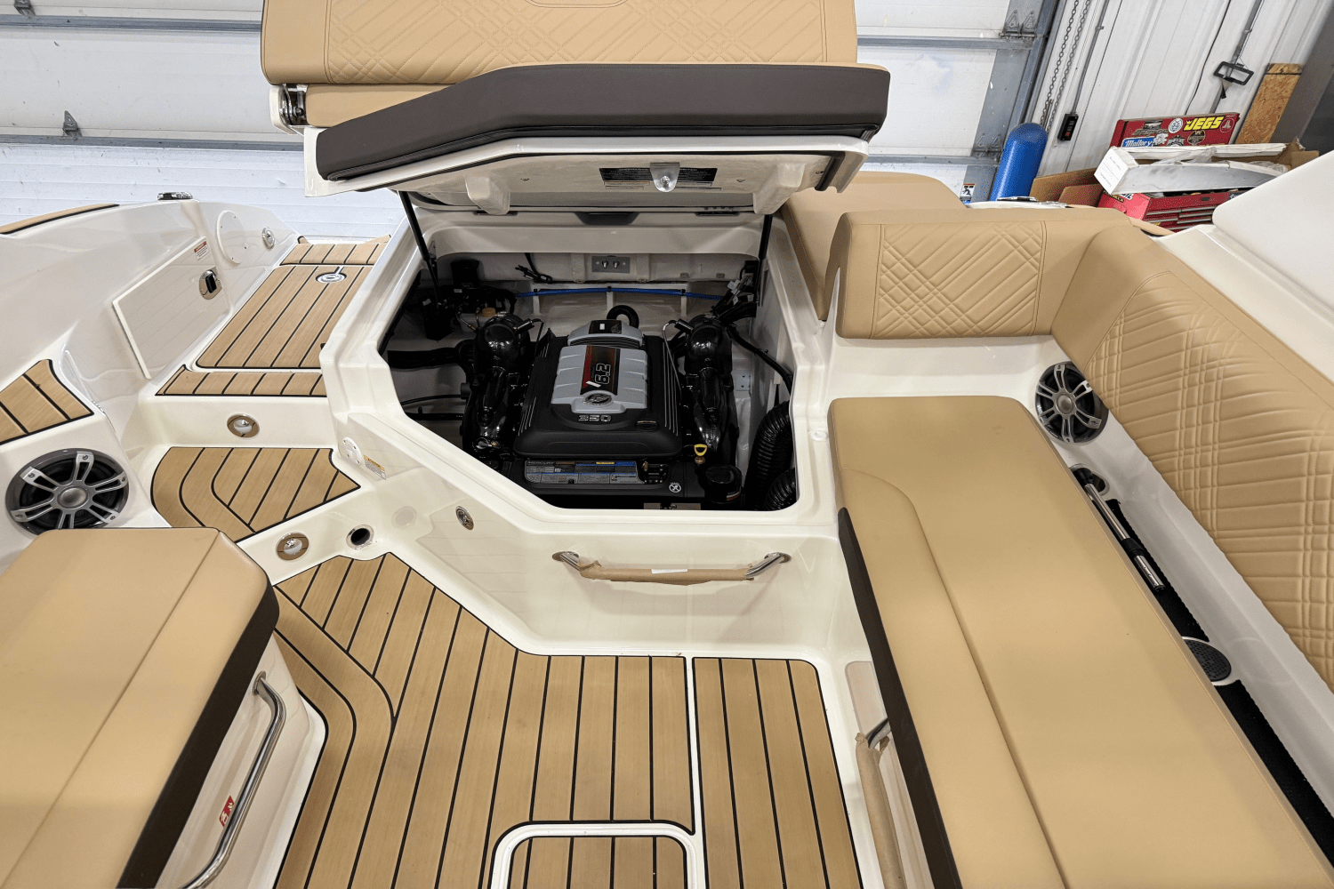 Slide: The Image of Sea Ray 250 SDX 2025 - 10