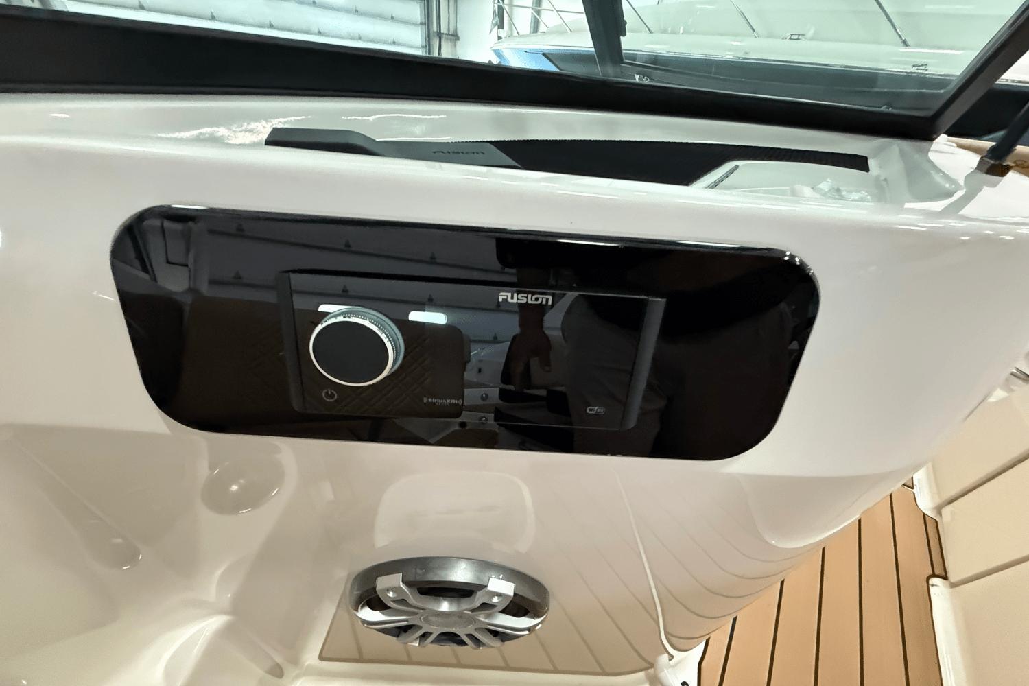 Slide: The Image of Sea Ray 250 SDX 2025 - 11