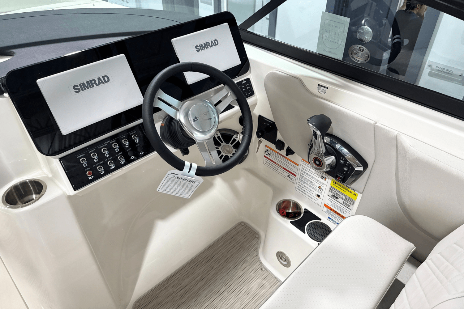 Slide: The Image of Sea Ray 250 SDX 2025 - 11