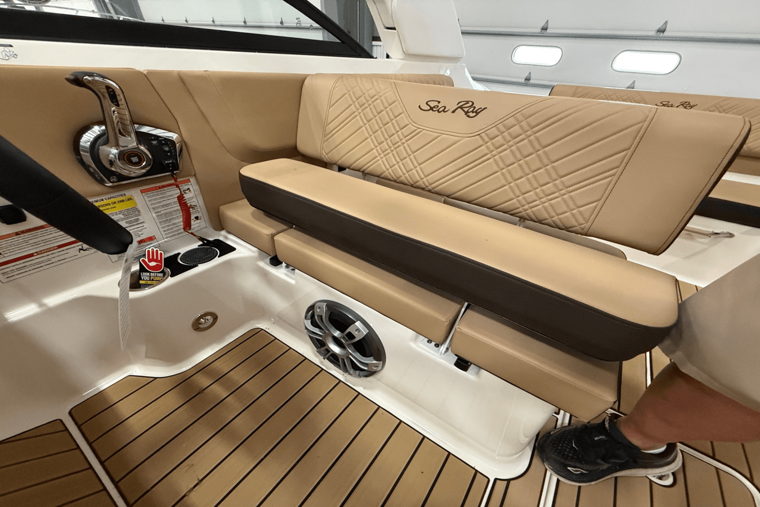 Slide: The Image of Sea Ray 250 SDX 2025 - 12