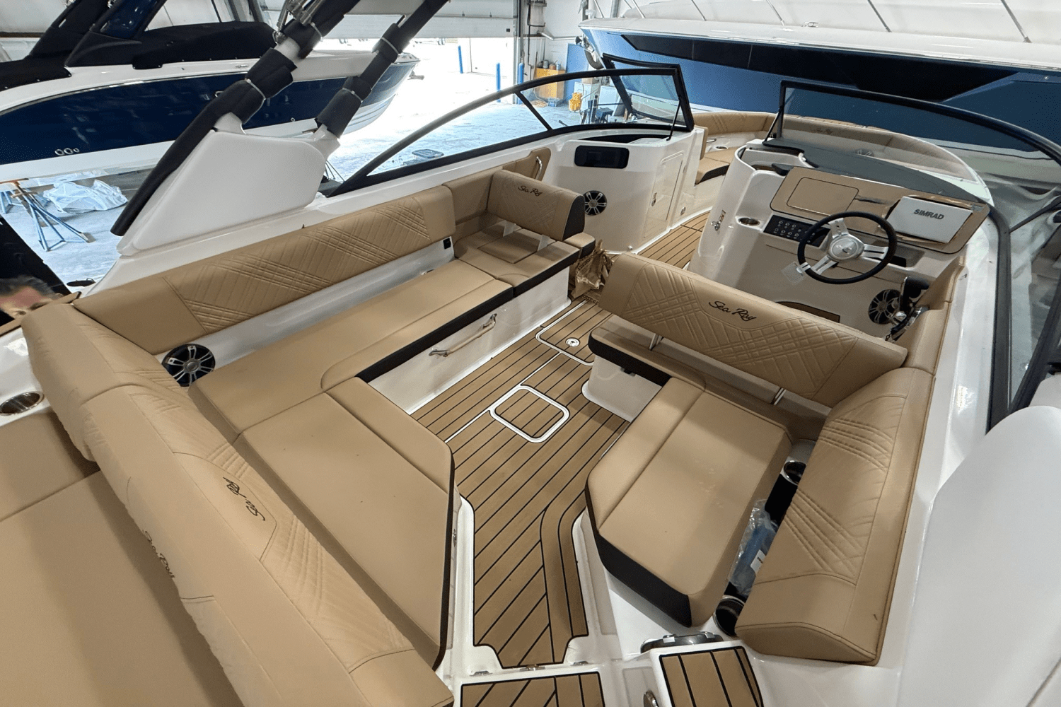 Slide: The Image of Sea Ray 250 SDX 2025 - 13