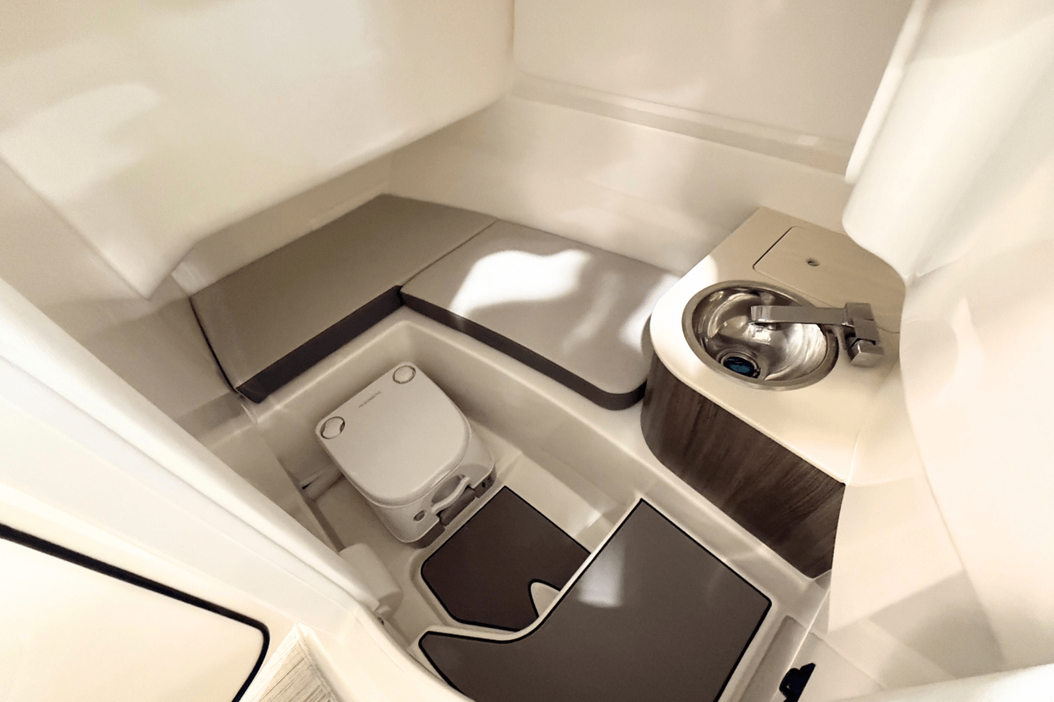 Slide: The Image of Sea Ray 250 SDX 2025 - 13