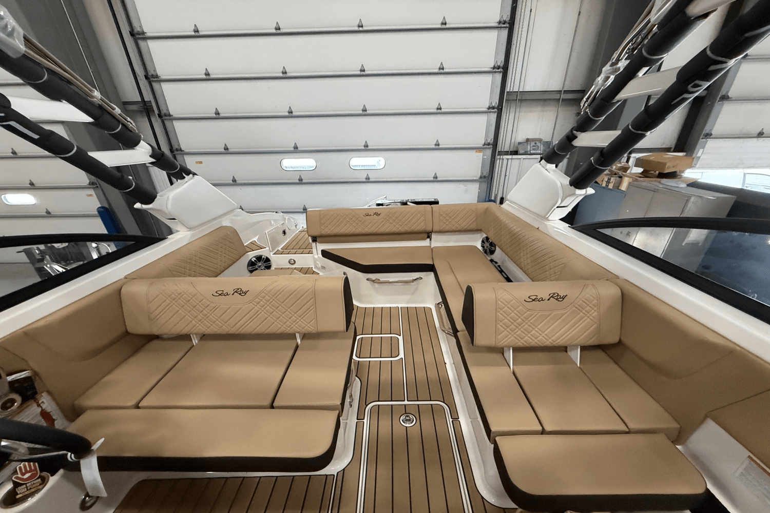 Slide: The Image of Sea Ray 250 SDX 2025 - 14