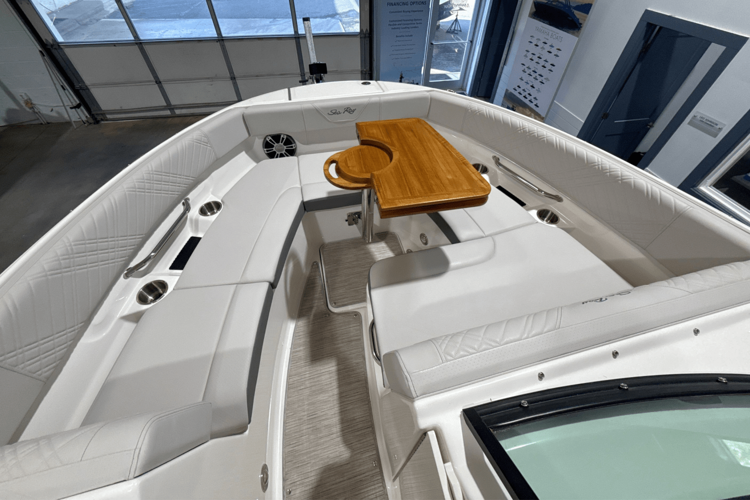 Slide: The Image of Sea Ray 250 SDX 2025 - 14