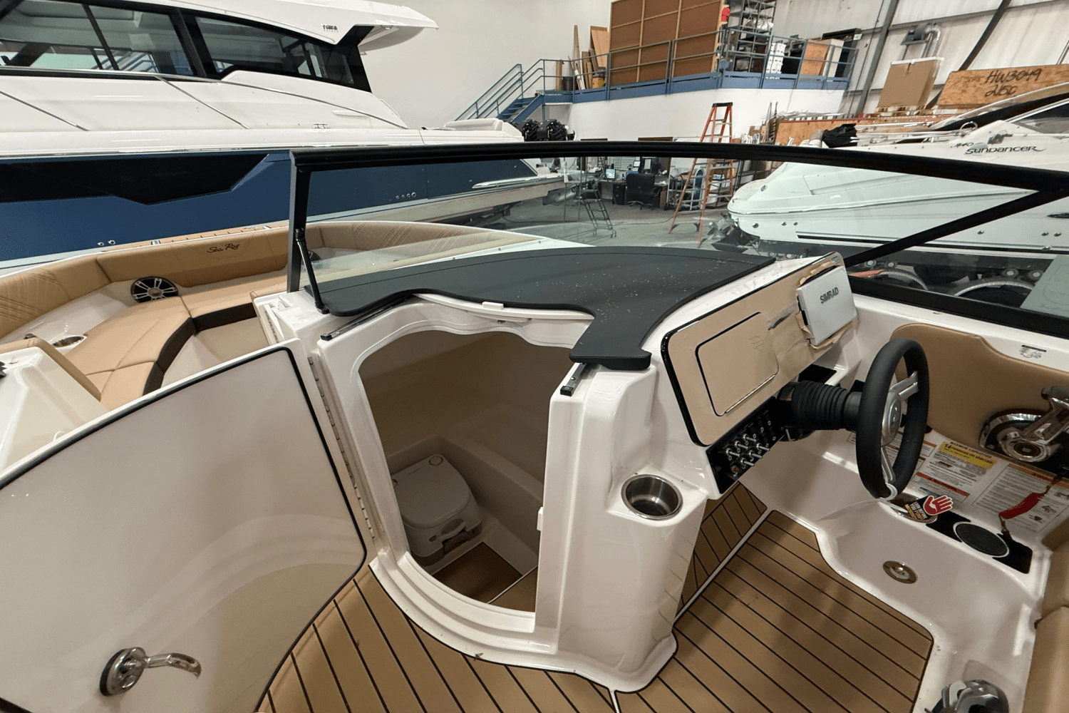 Slide: The Image of Sea Ray 250 SDX 2025 - 15