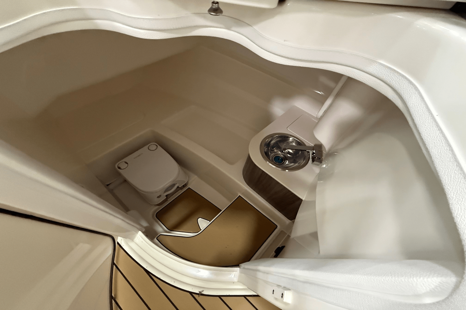 Slide: The Image of Sea Ray 250 SDX 2025 - 16