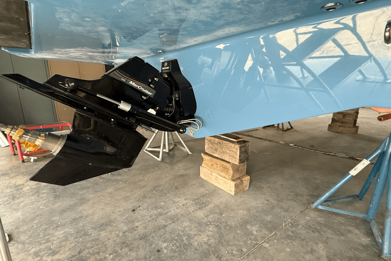 Slide: The Image of Sea Ray 250 SDX 2025 - 17