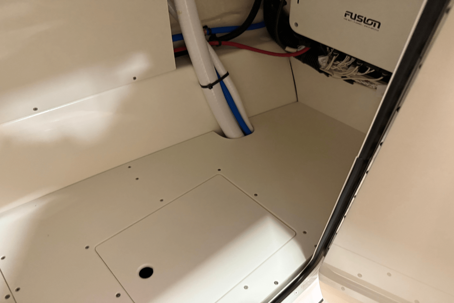 Slide: The Image of Sea Ray 250 SDX 2025 - 18