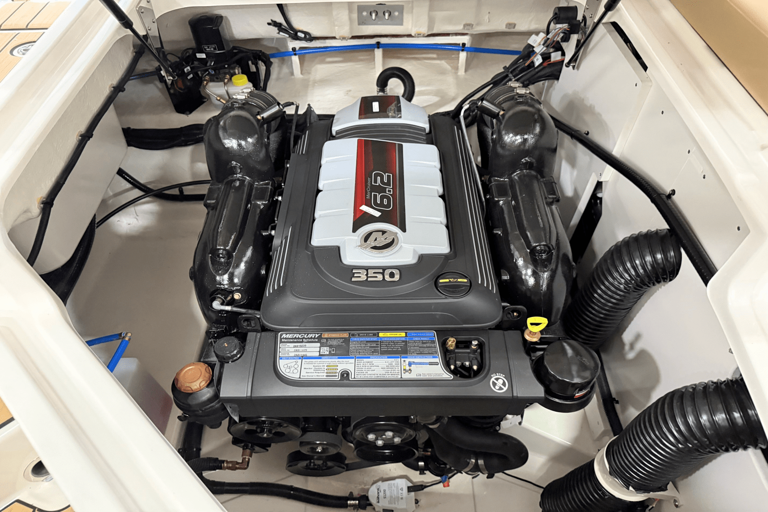 Slide: The Image of Sea Ray 250 SDX 2025 - 19