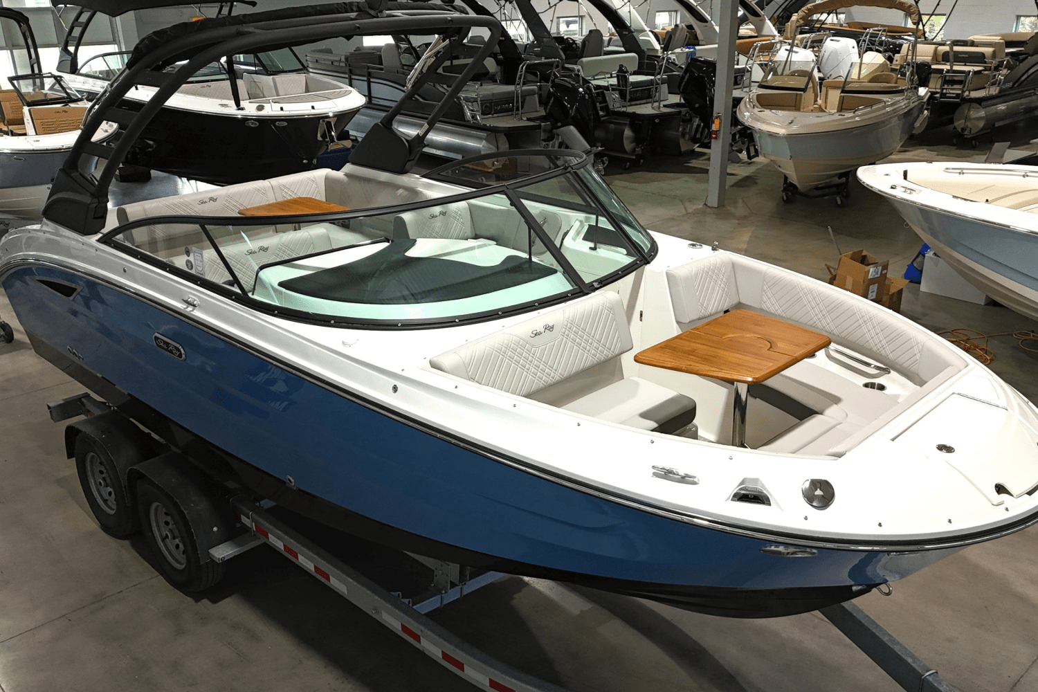 Slide: The Image of Sea Ray 250 SDX 2025 - 2