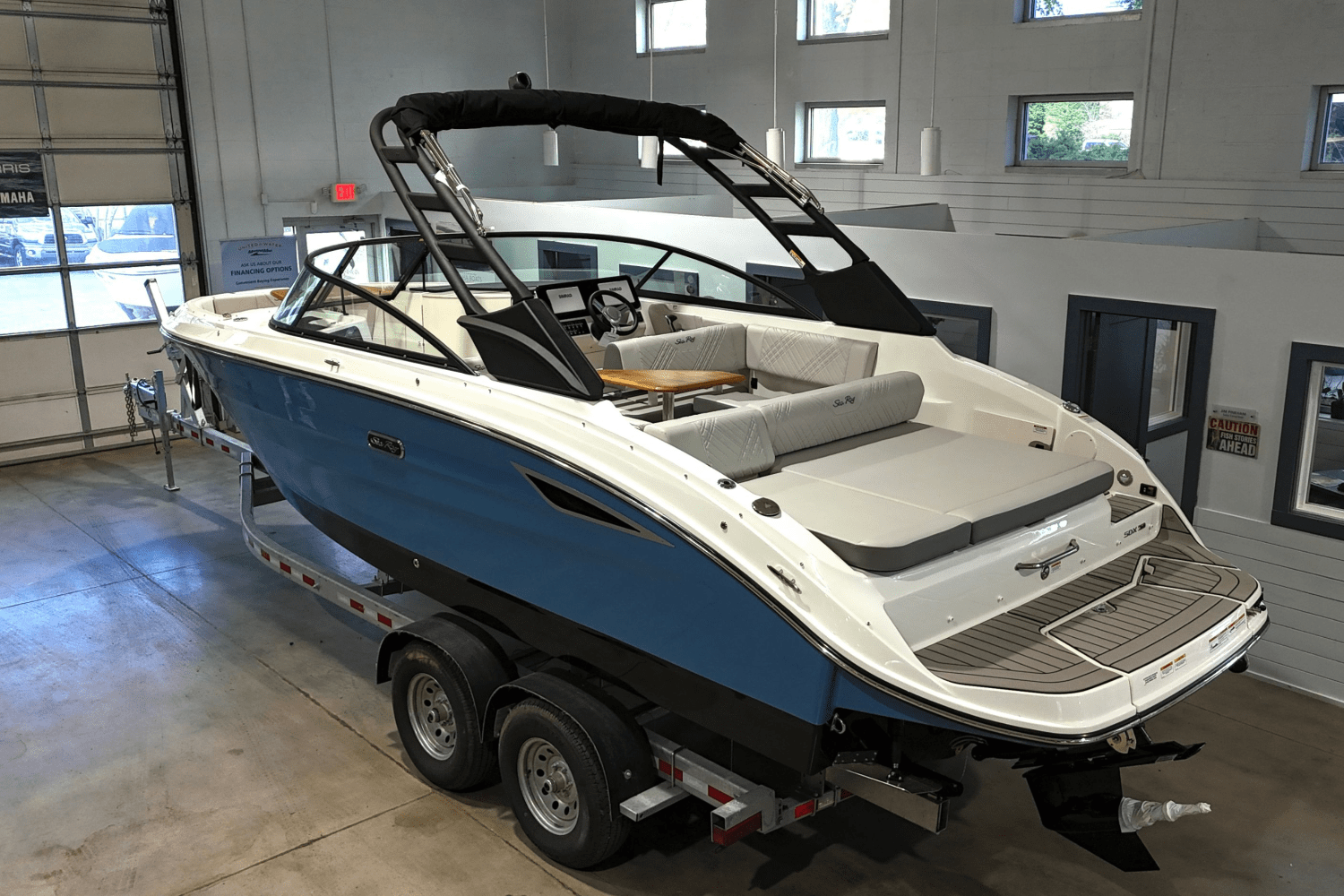 Slide: The Image of Sea Ray 250 SDX 2025 - 3