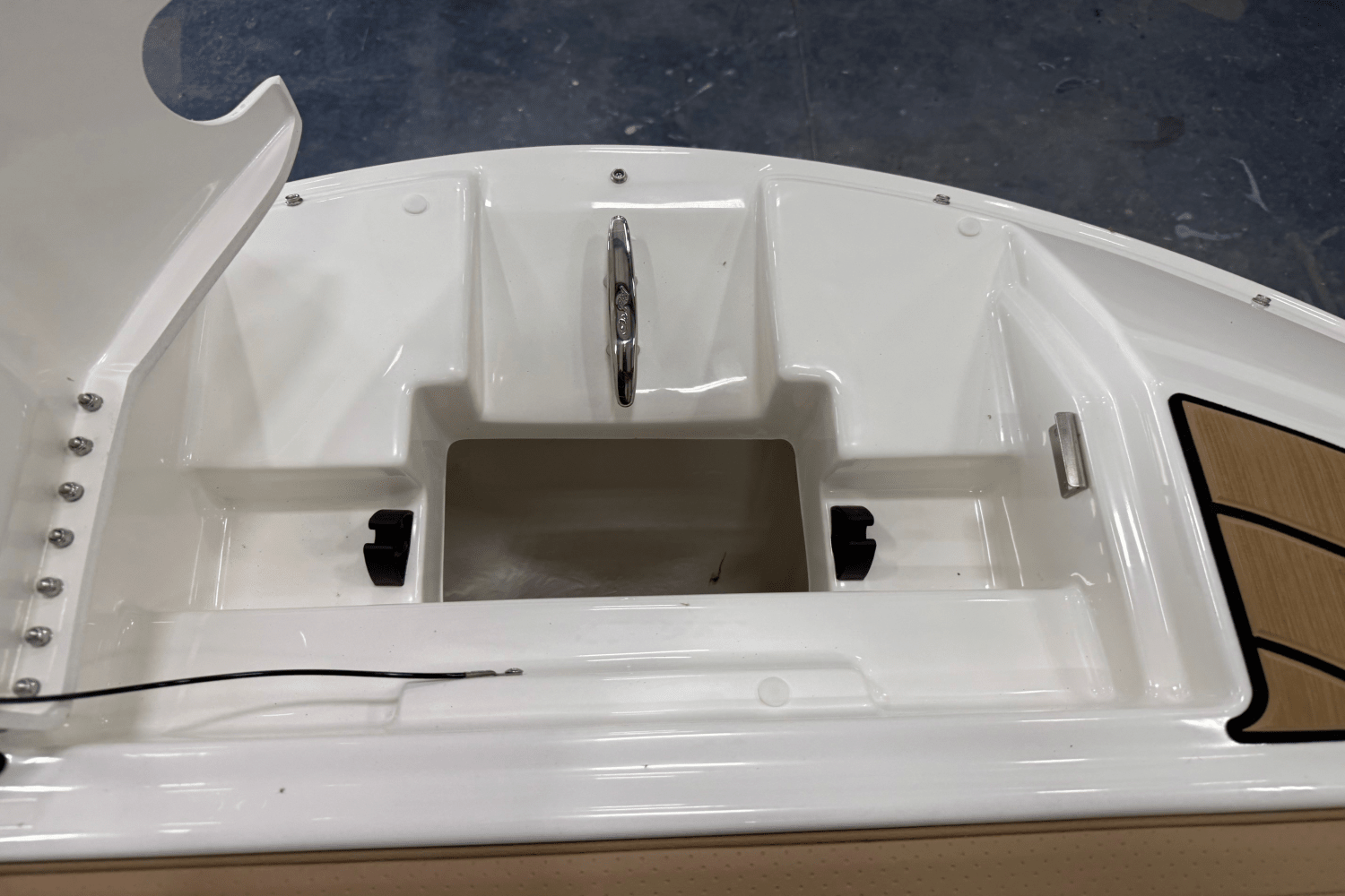 Slide: The Image of Sea Ray 250 SDX 2025 - 3