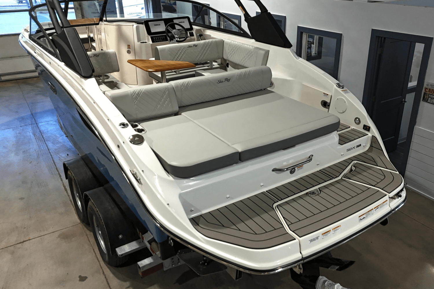 Slide: The Image of Sea Ray 250 SDX 2025 - 4