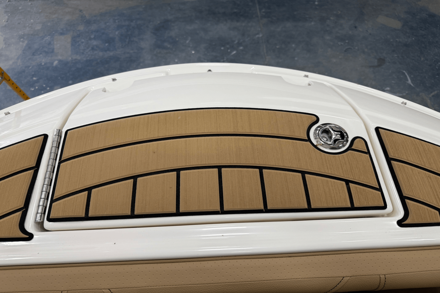 Slide: The Image of Sea Ray 250 SDX 2025 - 4