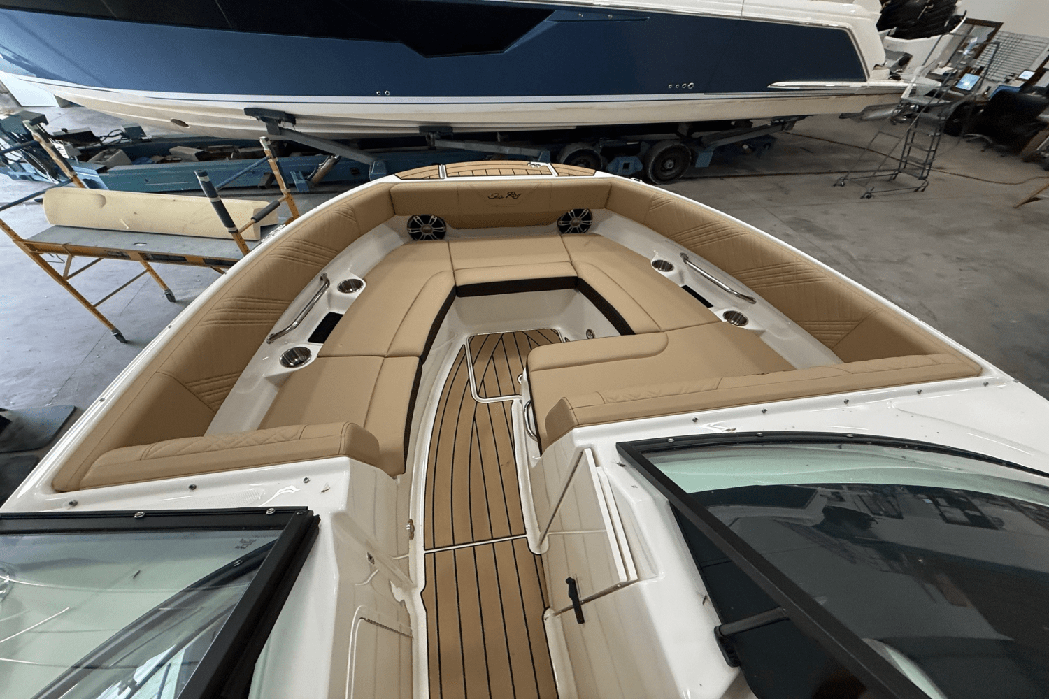 Slide: The Image of Sea Ray 250 SDX 2025 - 5