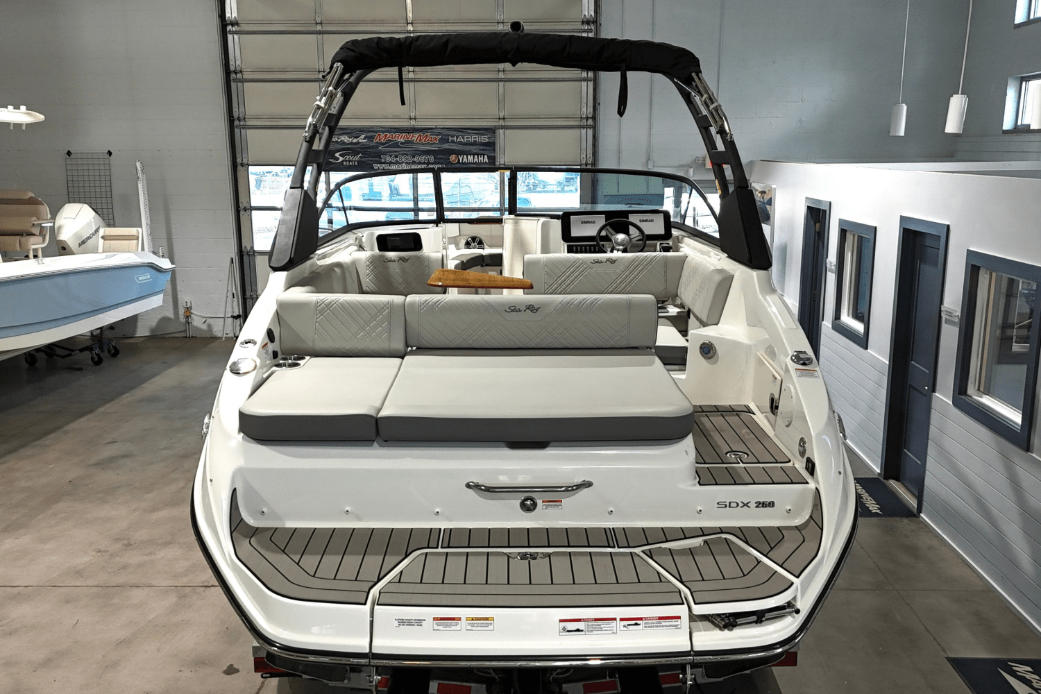 Slide: The Image of Sea Ray 250 SDX 2025 - 5