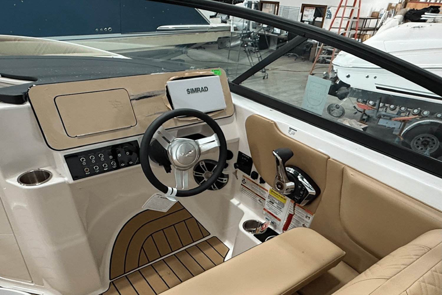 Slide: The Image of Sea Ray 250 SDX 2025 - 6