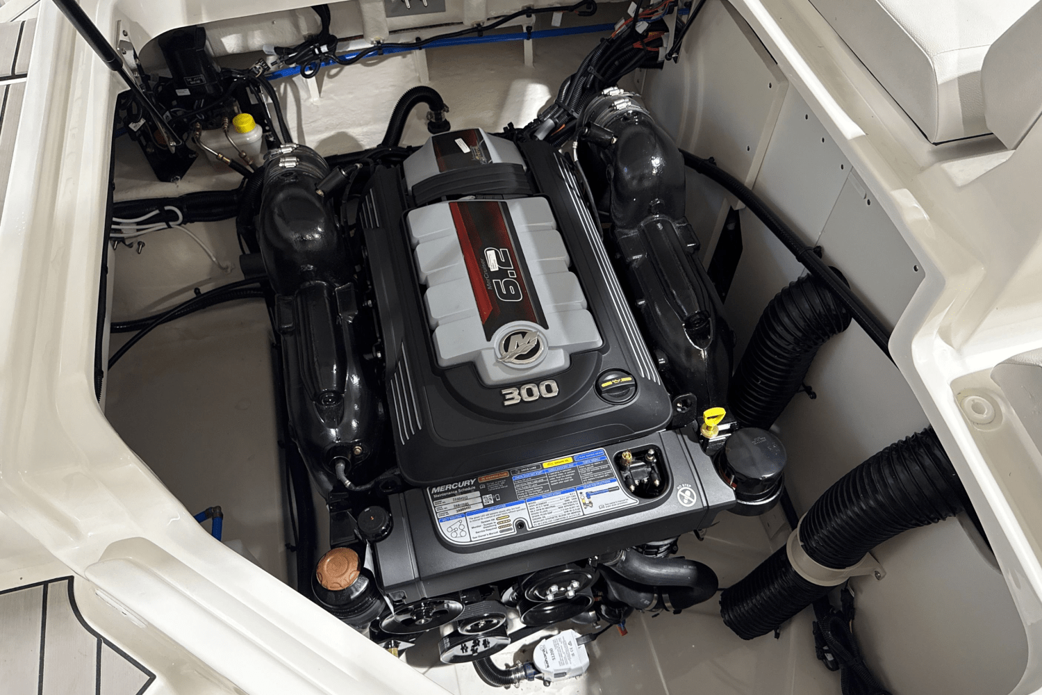 Slide: The Image of Sea Ray 250 SDX 2025 - 6